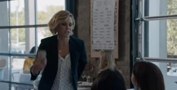 Theory Stripe Shrinkrunken Blazer usado por Claire Dunphy (Julie Bowen) en Modern Family Temporada 11 Episodio 4