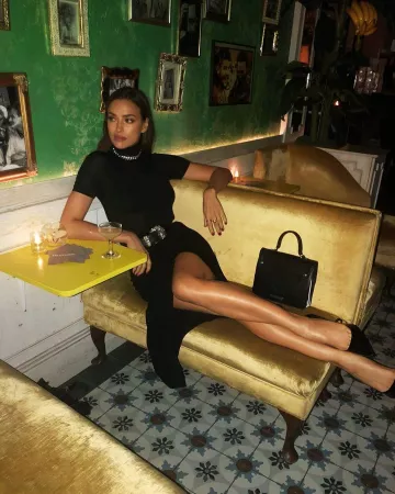 Falconeri Multifonctionnel Cashmere Wrap Jupe portée par Irina Shayk Falconeri Lancement le 16 octobre 2019