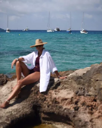 Chemise blanche de Elisa Taviti sur l'Instagram account @elisataviti