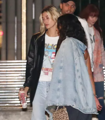 J Brand X Elsa Hosk Leather Birthday Blazer usado por Hailey Baldwin Hillsong Church 16 de octubre de 2019