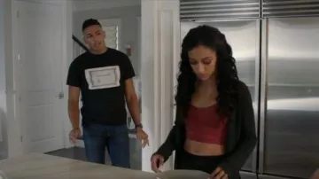 Les Gens libres Rouge Recadrée Cami porté par Olivia Baker (Samantha Logan) dans Tous les Américains Sseason 02 Episode 02