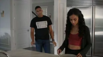 Rag & Bone Black Knit Cardigan porté par Olivia Baker (Samantha Logan) dans Tous les Américains de la Saison 02 Episode 02