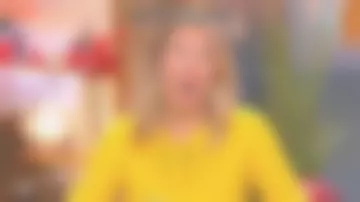 Le pull jaune col rond American Vintage de Agathe Lecaron dans La maison des maternelles le 18.10.2019