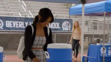 Aritzia Sunday Mejor Crop Top a cuadros azul usado por Layla Keating (Greta Onieogou) en All American Season 02 Episode 02