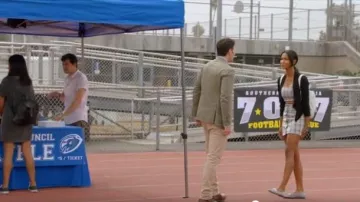 Stuart Weitzman pointe Bleu Métallisé Détail Mocassins portés par Layla Keating (Greta Onieogou) dans Tous les Américains de la Saison 02 Episode 02