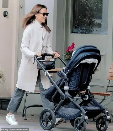 Bugaboo Fox Complet Poussette utilisé par Pippa Middleton à Londres le 15 octobre 2019