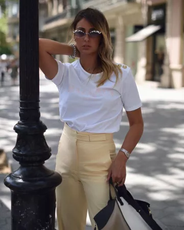 Balmain t-shirt Blanc de Elisa Taviti sur l'Instagram account @elisataviti