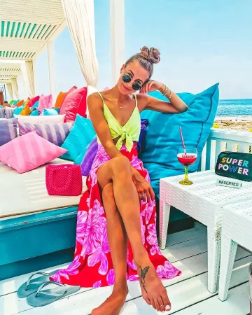 Falda Midi Larga Floral de Alex Serruys en la cuenta de Instagram @alexincolour