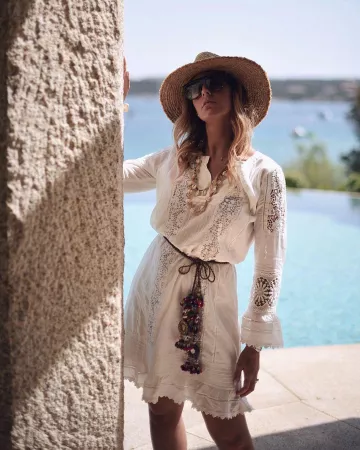 Longueur genou Dentelle Blanche Robe de Elisa Taviti sur l'Instagram account @elisataviti