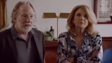 Elie Tahari Chandana Ruffled Floral-Burnout Top usado por Diane Doyle (Victoria Clark) en Almost Family Temporada 1 Episodio 3