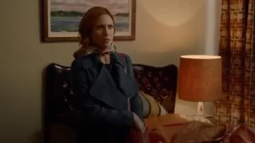 Club Monaco Claudine Trench en Azul Cañón usado por Julia Bechley (Brittany Snow) en Almost Family Temporada 1 Episodio 3
