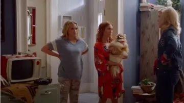 Beyond Yoga Camo Living Easy Sweatpants usados por Roxy Doyle (Emily Osment) en Almost Family Temporada 1 Episodio 3