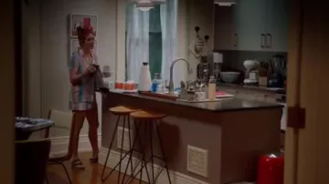 Birkenstock Brown Women's Arizona Soft Footbed Suede Leather Sandal usado por Julia Bechley (Brittany Snow) en Almost Family Temporada 1 Episodio 3