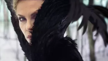 La robe à plume de Ravenna (Charlize Theron) dans Blanche-Neige et le Chasseur