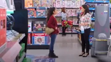 Doc Martens Black 1460 Smooth usado por Emma Dubanowski (Isabella Day) en Superstore Temporada 5 Episodio 4