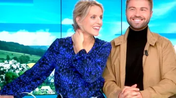 Vestido corto de cuello redondo de Sandra Ferreira estampado en crepé azul en William al mediodía del 18.10.2019