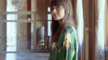Shirt Gucci oversized green, blue and gold worn by Clara Luciani in Clara Luciani - Sor (Memories tour)