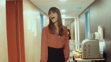 Blouse rouge imprimée cachemire portée par Clara Luciani dans Clara Luciani - Dors (Souvenirs de tournée)