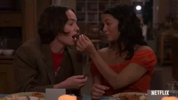 T-shirt rouge de Coca-Cola, porté par Casey Gardner (Brigette Lundy-Paine) Atypique (S03)