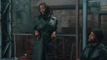 La gabardina de cinturón negro de Aya Nakamura en el video musical Follow Back de Dabs