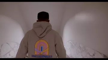 Hoodie blanc Chicago de Chance The Rapper dans Rhythm + Flow