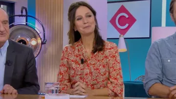 El vestido de cuello largo estampado en seda roja por Marion Ruggieri en Cà vous el 18.10.2019