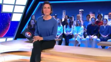 El suéter de lana merino azul de Alessandra Sublet en C'est Canteloup el 18.10.2019