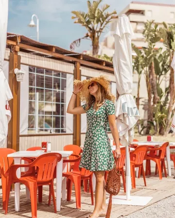 Rafia San­dals of Maria Tavera on the Instagram account @mariatavera