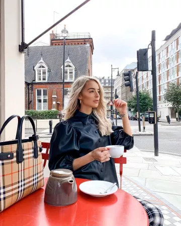 Camisa de cuero negro usada por Lauren Black en la cuenta de Instagram @imlaurenblack
