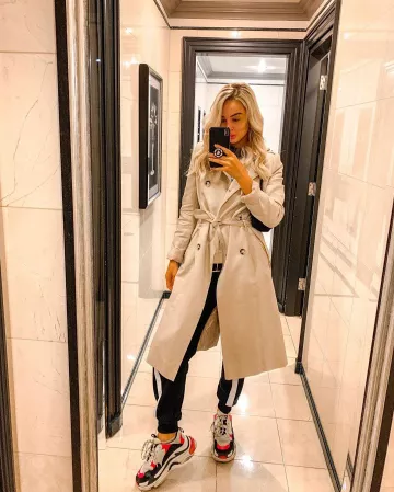 Balenciaga Black and Pink Triple S Logo Sneakers usadas por Lauren Black en la cuenta de Instagram @imlaurenblack