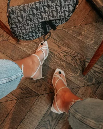 Topshop Cream Sandals of Lauren en la cuenta de Instagram @laaurenlouisee