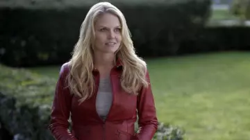 La veste rouge de Emma Swan (Jennifer Morrison) dans Once Upon a Time (S01)