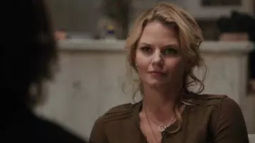Le collier en cercle de Emma Swan (Jennifer Morrison) dans Once Upon a Time (S01)