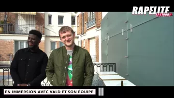 Le bombers kaki de Vald dans En immersion mouvementée avec Vald et son équipe avec Heuss L'Enfoiré