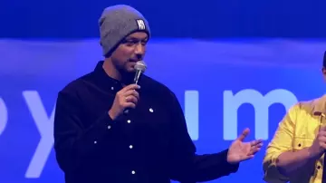 The black Shirt Carhartt Carlito in HOT HOW much ON STAGE (Ft. Amixem, Joyca, Linca, Neoxi)