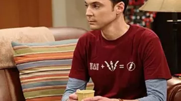 T-shirt rouge costume flash de Sheldon Cooper (Jim Parsons) dans The Big Bang Theory (S04E06)
