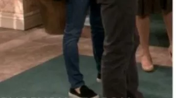 Chaussures baskets à pompom de Penny (Kaley Cuoco) dans The Big Bang Theory (S11E09)