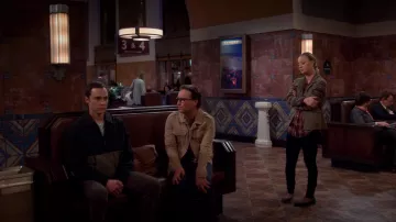 Le gilet vert kaki Jack porté par Penny (Kaley Cuoco) dans The Big Bang Theory (S07E24)