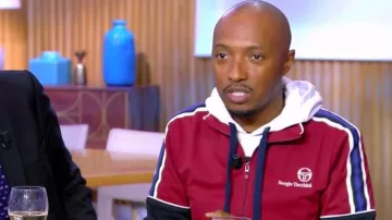 Le sweat à capuche blanc de Soprano dans C à vous la suite le 18.10.2019