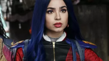 The holding of Evie (Sofia Carson) in Offspring 3