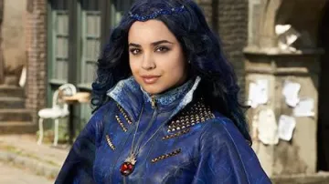 Le collier coeur rouge de Evie (Sofia Carson) dans Descendants