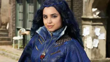 Le collier coeur rouge de Evie (Sofia Carson) dans Descendants