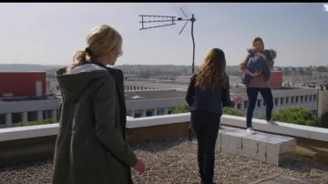 Parka caqui de Solène (Cyrielle Debreuil) en Olivia (S01E01)
