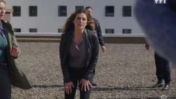 Blazer corto de piel de Olivia (Laëtitia Milot) en Olivia (S01E01)