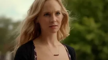 The pearl necklace Caroline Forbes (Candice King) Vampire Diaries (S00E00)