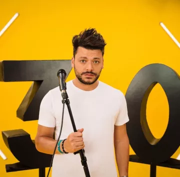 The t-Shirt blanc de Kev Adams on the account Instagram of @kevadams