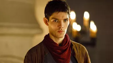 Le foulard rouge porté par Merlin (Colin Morgan) dans la série Merlin (Saison 1 Épisode 1)