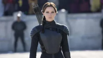 The black outfit of Katniss Everdeen (Jennifer Lawrence) in Hunger Games : The Revolt part 2