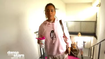 Le sweat rose pale de Amel Bent dans Danse avec les Stars le 19.10.2019