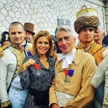 The dress midi slim fit col lavallière Blue print of Laura Tenoudji on the account Instagram of @lauratenoudji